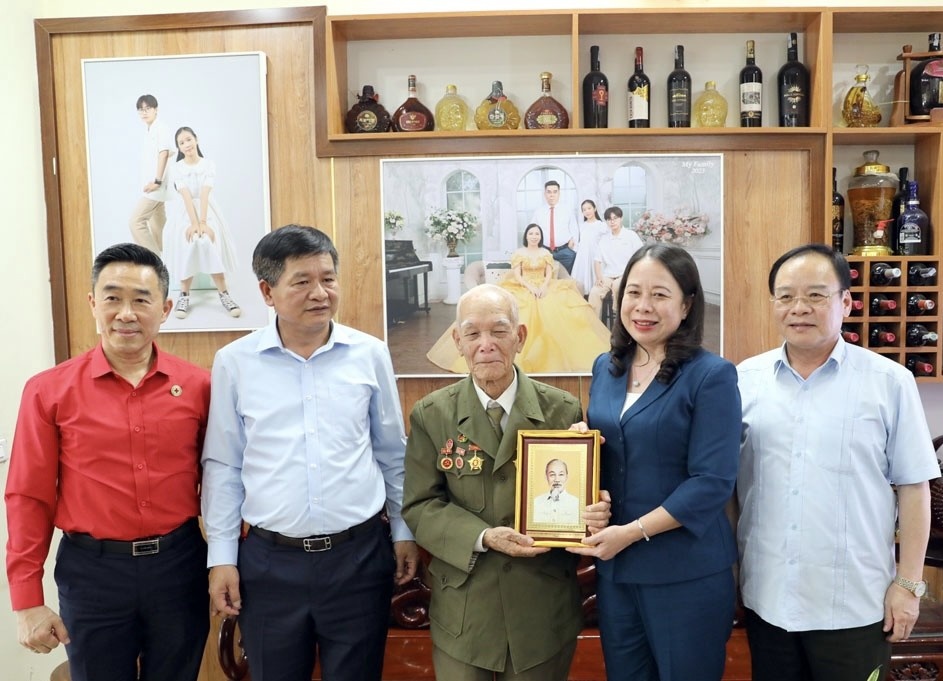 Quyền Chủ tịch nước Võ Thị Ánh Xuân thăm, tặng quà chiến sĩ Điện Biên - ảnh 2