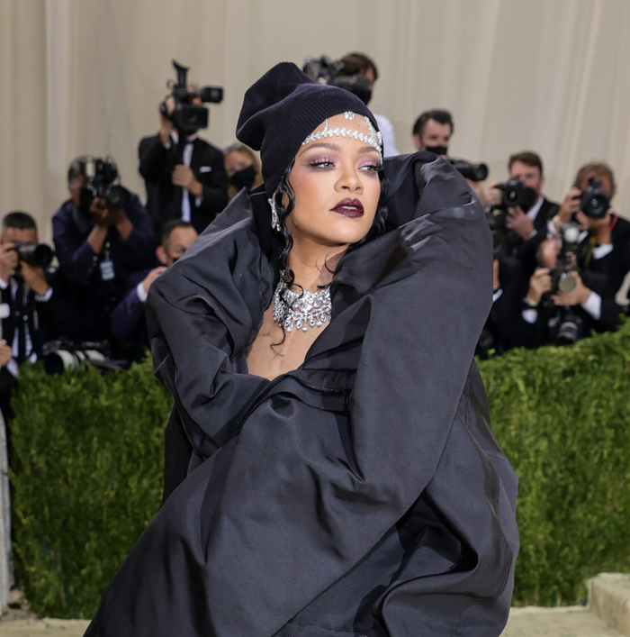 ''Tắc kè hoa'' Rihanna tại Met Gala - ảnh 2