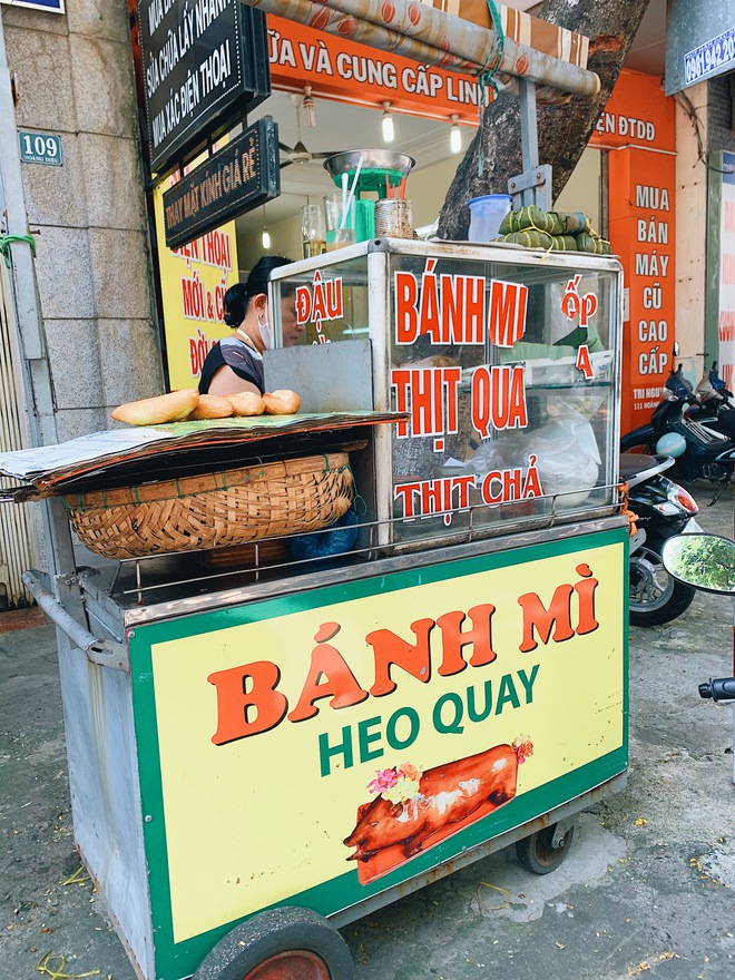 Đi ăn bánh mì heo quay Đà Nẵng theo người dân bản địa: Du khách Hà Nội bất ngờ vì độ ngon, mua liền 10 chiếc để mang về Hà Nội - ảnh 2