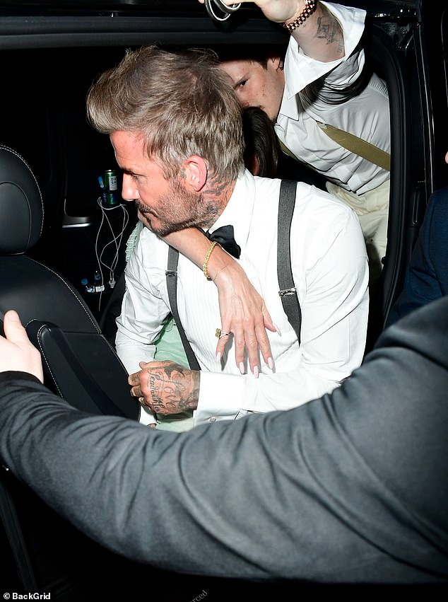 Góc chồng nhà người ta: David Beckham cõng vợ ra về sau khi tan tiệc vào lúc 2h30 sáng, quan tâm đến từng chi tiết nhỏ - ảnh 3