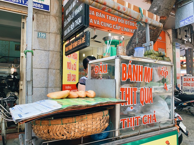 Đi ăn bánh mì heo quay Đà Nẵng theo người dân bản địa: Du khách Hà Nội bất ngờ vì độ ngon, mua liền 10 chiếc để mang về Hà Nội - ảnh 1