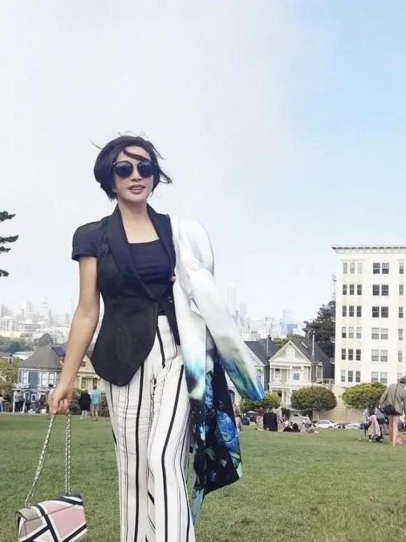 Lưu Hiểu Khánh U70 chụp ảnh selfie trên bãi cỏ, diện áo dây, quần sọc trông như ''thiếu nữ xinh đẹp'', dân tình si mê - ảnh 7