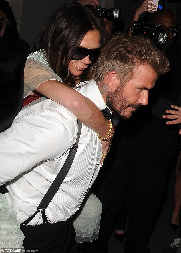 Góc chồng nhà người ta: David Beckham cõng vợ ra về sau khi tan tiệc vào lúc 2h30 sáng, quan tâm đến từng chi tiết nhỏ - ảnh 2
