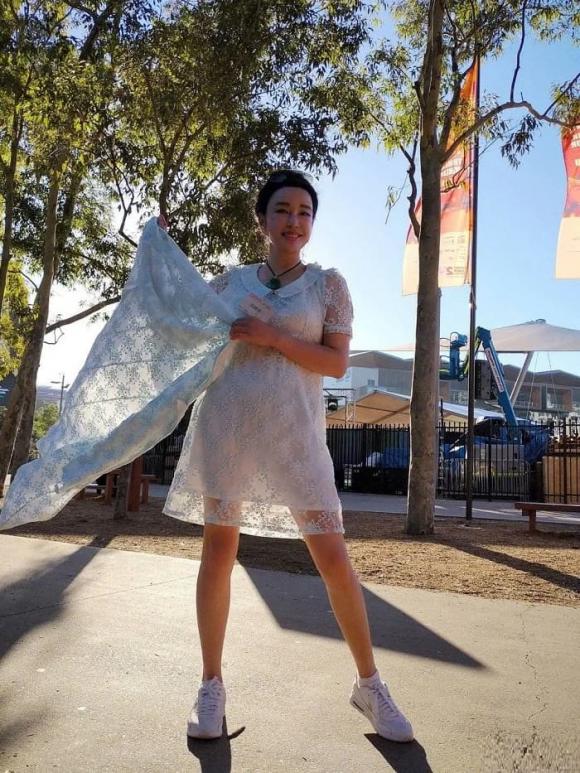 Lưu Hiểu Khánh U70 chụp ảnh selfie trên bãi cỏ, diện áo dây, quần sọc trông như ''thiếu nữ xinh đẹp'', dân tình si mê - ảnh 11