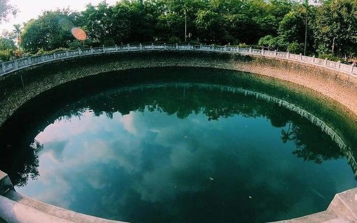 Có gì bên trong giếng nước lớn nhất Việt Nam, nghìn năm không cạn? - ảnh 1