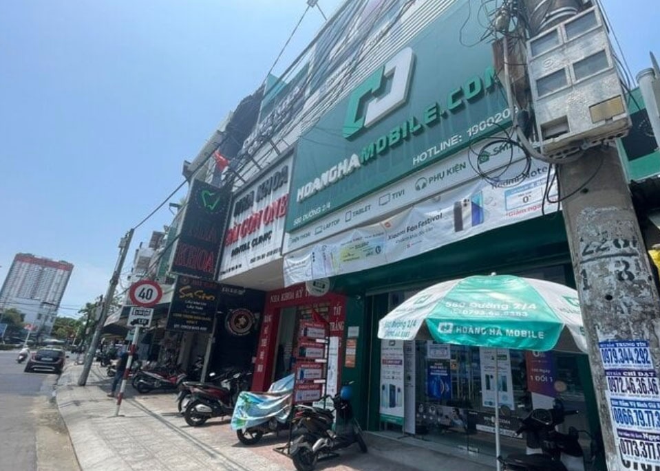 Nhóm người phá cửa, cướp tài sản cửa hàng Hoàng Hà Mobile ở Nha Trang - ảnh 1