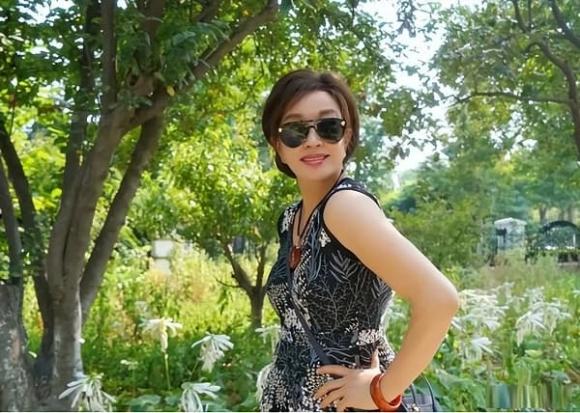 Lưu Hiểu Khánh U70 chụp ảnh selfie trên bãi cỏ, diện áo dây, quần sọc trông như ''thiếu nữ xinh đẹp'', dân tình si mê - ảnh 9