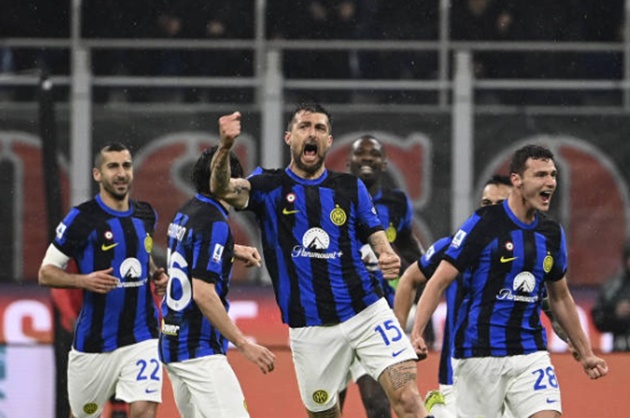 Inter lên ngôi Serie A sau trận cầu 3 thẻ đỏ; Roma vỡ mộng Champions League - ảnh 1