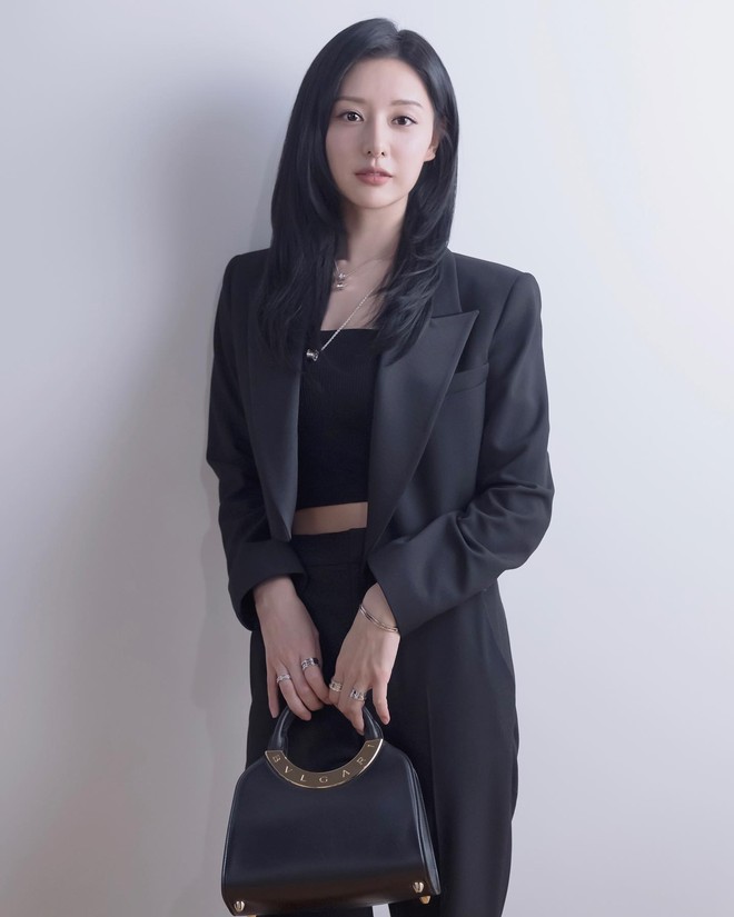 Đặt lên bàn cân Kim Tae Hee và 2 ''''bản sao'''': Nhan sắc và phong cách liệu có kém cạnh hậu bối? - ảnh 30