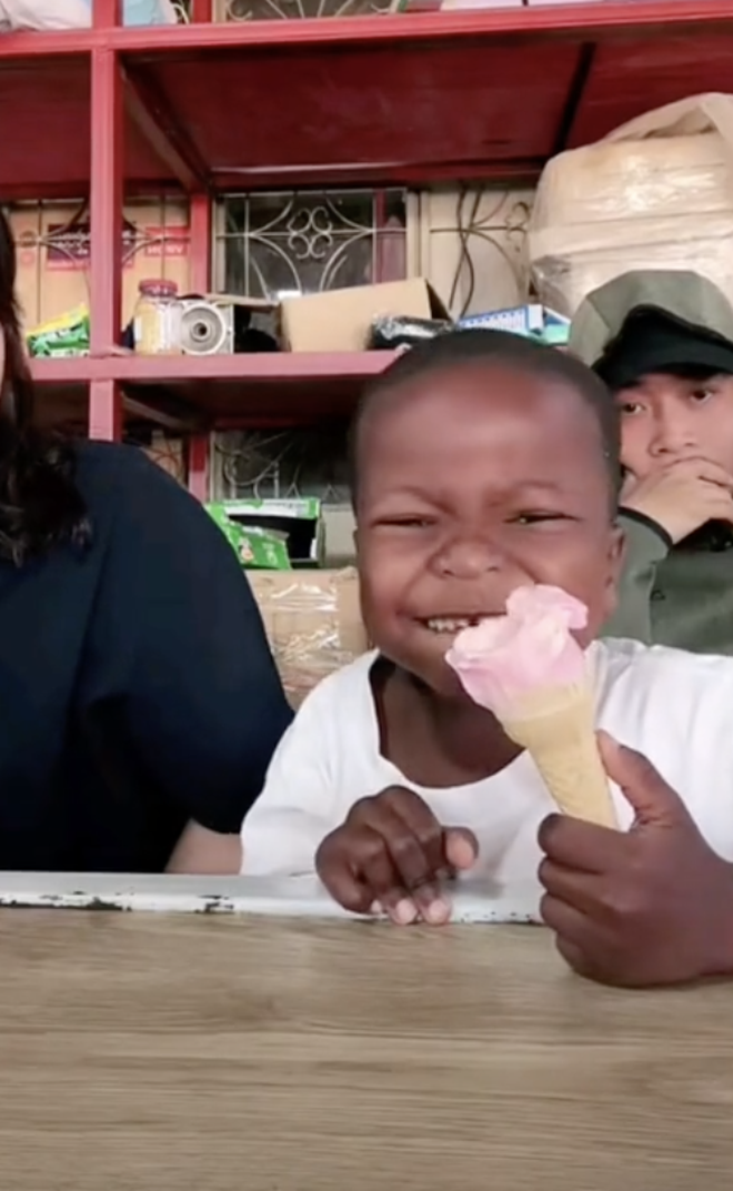 Biểu cảm của Lôi Con khi ăn kem ở Việt Nam lại leo thẳng lên xu hướng: Sinh động cỡ này bảo sao Quang Linh Vlogs chỉ còn là cái tên - ảnh 5