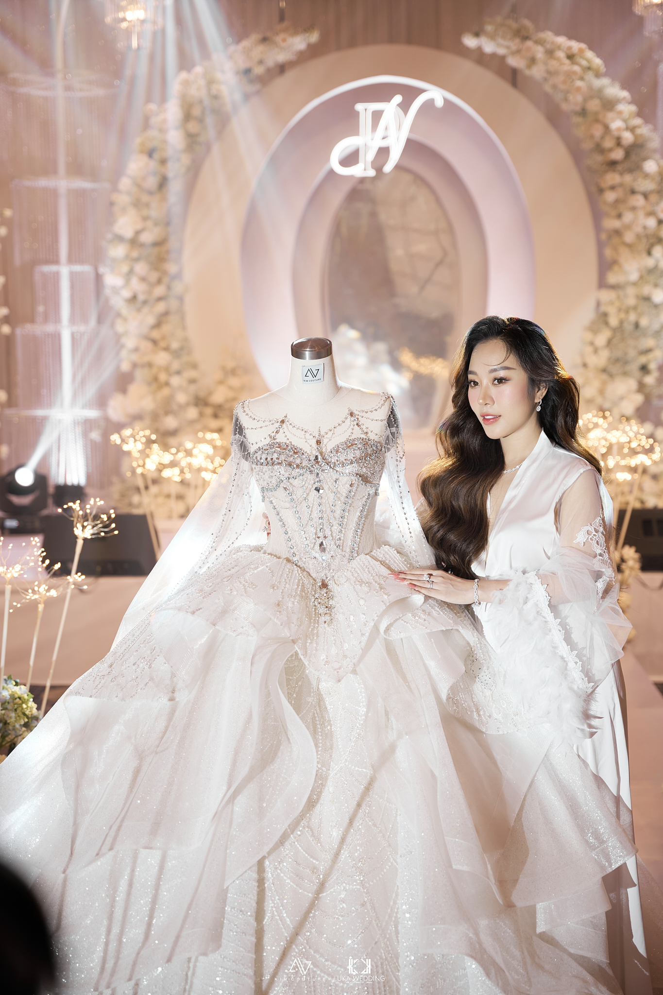 Cận cảnh 3 chiếc váy cưới hàng trăm triệu của bà xã TiTi (HKT) trong hôn lễ xa hoa - ảnh 1