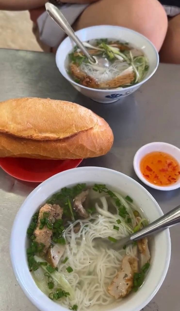 4 quán ngon chỉ dân địa phương mới biết ở Nha Trang: Bánh canh lòng cá phải thử khi đến xứ biển, hàng gỏi bò khô núp hẻm - ảnh 5