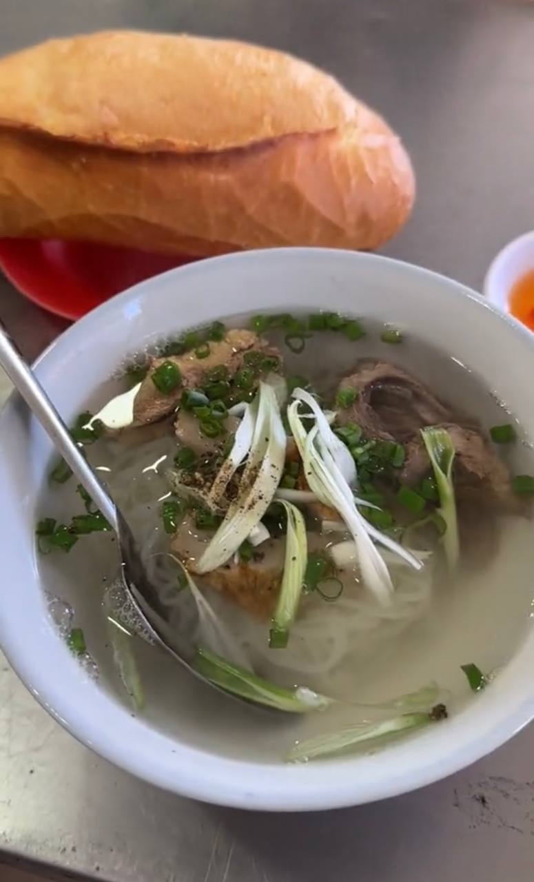 4 quán ngon chỉ dân địa phương mới biết ở Nha Trang: Bánh canh lòng cá phải thử khi đến xứ biển, hàng gỏi bò khô núp hẻm - ảnh 6