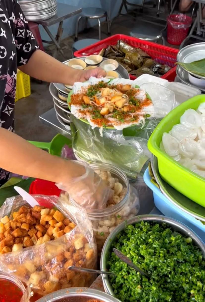 4 quán ngon chỉ dân địa phương mới biết ở Nha Trang: Bánh canh lòng cá phải thử khi đến xứ biển, hàng gỏi bò khô núp hẻm - ảnh 15