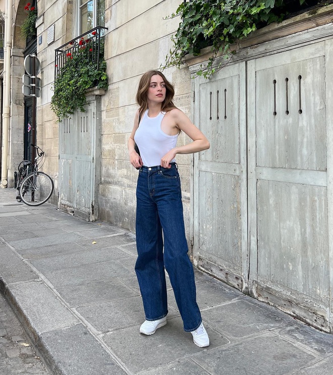 Phụ nữ Pháp thường mặc quần jeans với 5 mẫu áo để trông thật trẻ trung, sang xịn mịn - ảnh 9