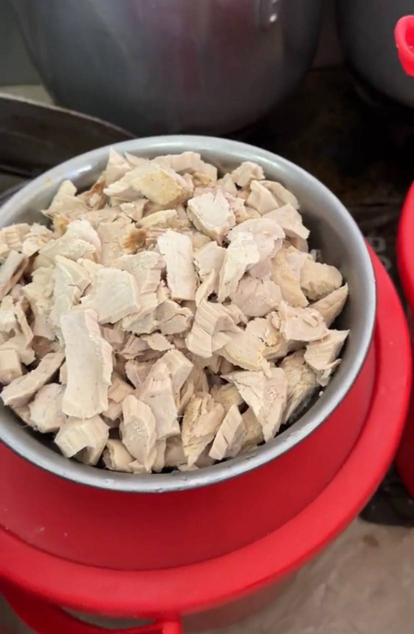 4 quán ngon chỉ dân địa phương mới biết ở Nha Trang: Bánh canh lòng cá phải thử khi đến xứ biển, hàng gỏi bò khô núp hẻm - ảnh 3