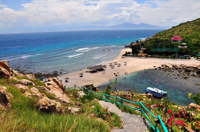 Phát hiện hòn đảo chỉ cách đất liền 25km, nơi duy nhất ở Việt Nam có bãi tắm đôi nóng - lạnh khiến giới trẻ mê mẩn - ảnh 1