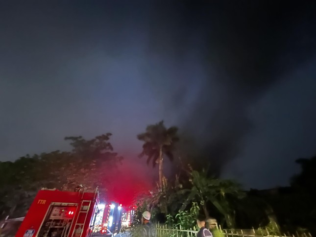 Cháy lớn tại nhà xưởng ở Thanh Trì, nhiều tiếng nổ lớn phát ra nghi do bình ga - ảnh 1