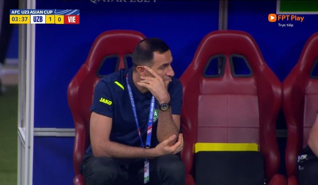HLV Uzbekistan lộ biểu cảm khó tả, không cười dù đội nhà liên tục sút tung lưới U23 Việt Nam - ảnh 1