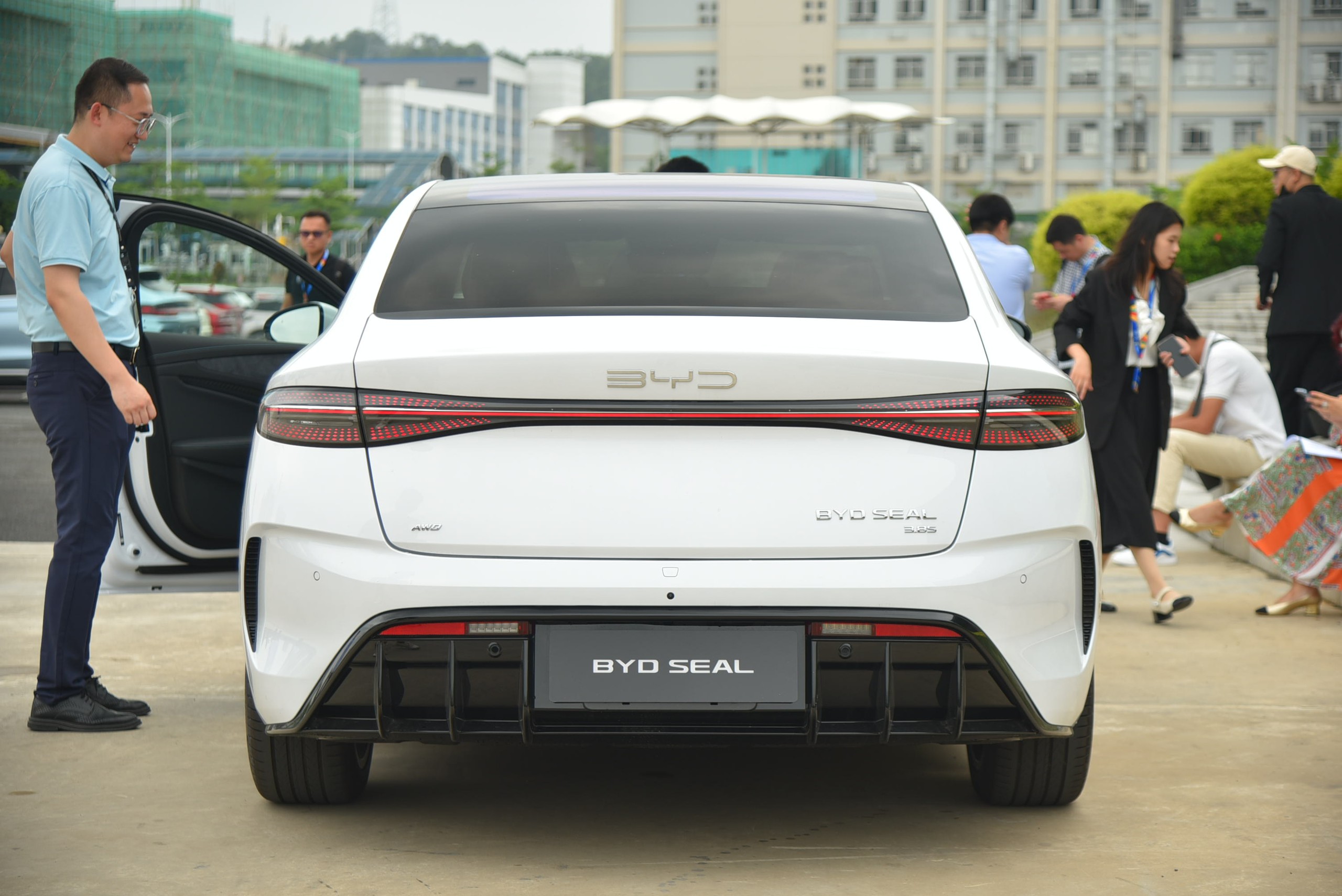 BYD Seal sắp về Việt Nam, bộ ảnh thực tế này cho thấy mẫu sedan ngang cỡ Camry này có gì ''hot'' để chờ đợi - ảnh 19