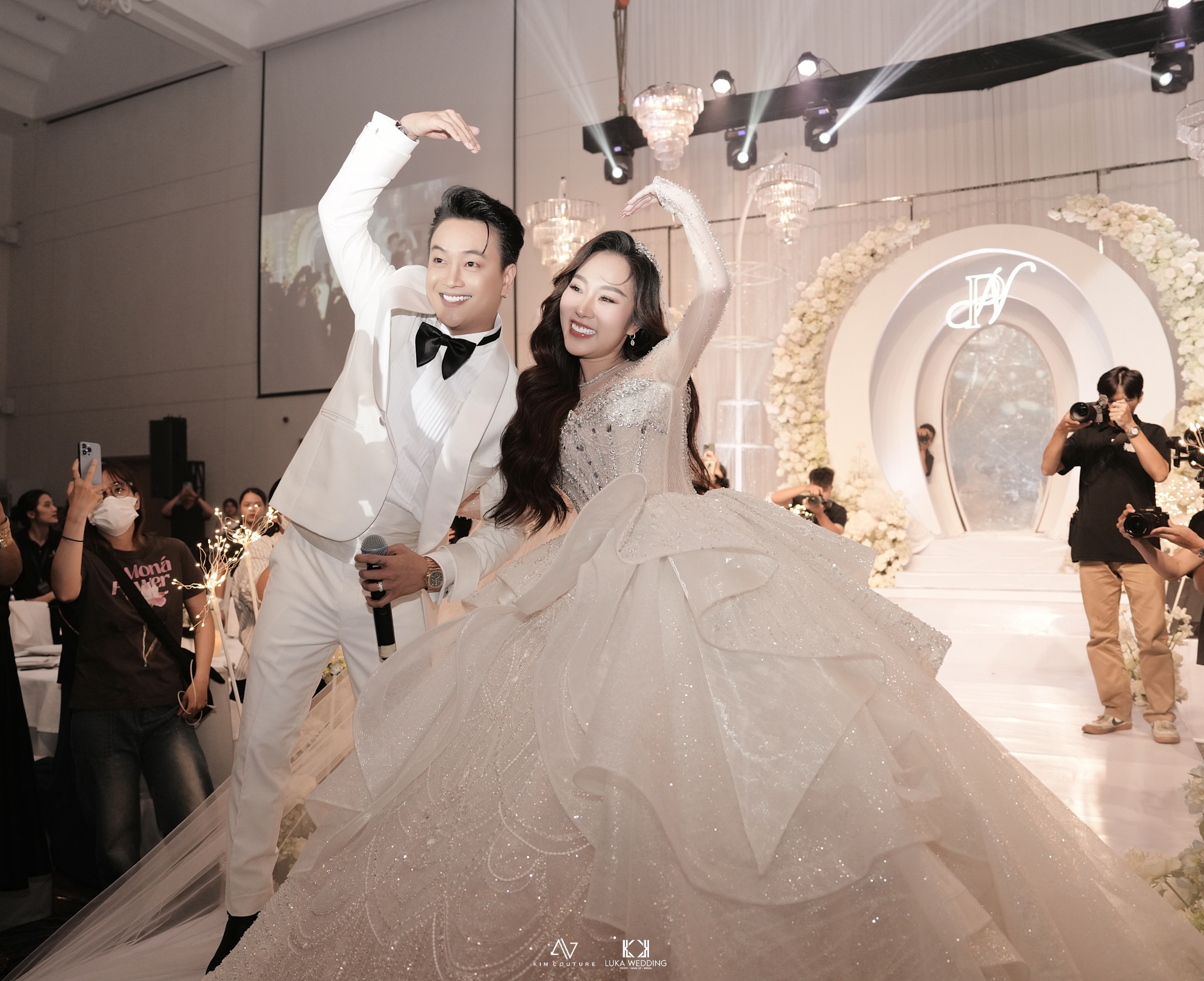 Cận cảnh 3 chiếc váy cưới hàng trăm triệu của bà xã TiTi (HKT) trong hôn lễ xa hoa - ảnh 3