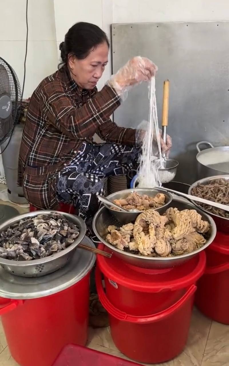 4 quán ngon chỉ dân địa phương mới biết ở Nha Trang: Bánh canh lòng cá phải thử khi đến xứ biển, hàng gỏi bò khô núp hẻm - ảnh 1