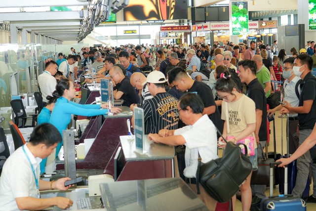 Thông tin bất ngờ về lượng khách qua sân bay Nội Bài dịp 30-4 - ảnh 1