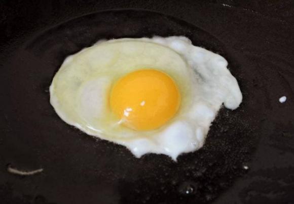 Khi làm trứng ốp la, bạn không nên đổ dầu vào chảo trước mà làm thêm một bước nữa để trứng mềm trong, vàng ngoài mà không dính nhé! - ảnh 1