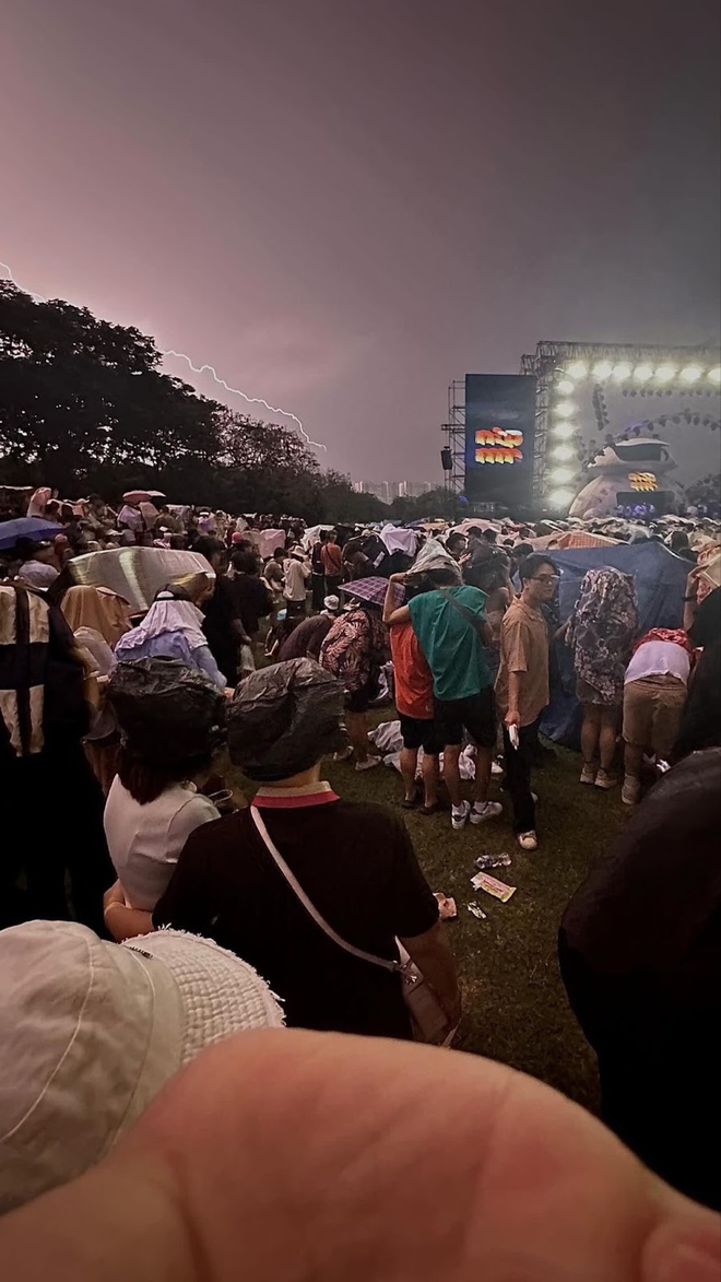 Trải nghiệm “kinh hoàng” khi show diễn ngoài trời gặp mưa lớn: Khán giả khổ một, người tổ chức sự kiện khổ mười! - ảnh 3
