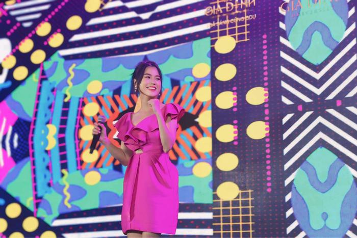 Lâm Vỹ Dạ chạy show ca hát tại trường học, nhiều khán giả lên sân khấu ''náo loạn'' - ảnh 1