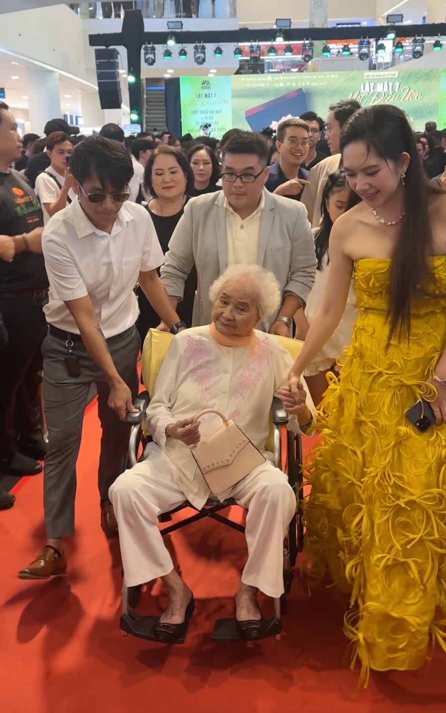 Lý Hải đưa mẹ già 99 tuổi đi họp báo phim, cách Minh Hà phản ứng nói rõ quan hệ mẹ chồng - nàng dâu - ảnh 1