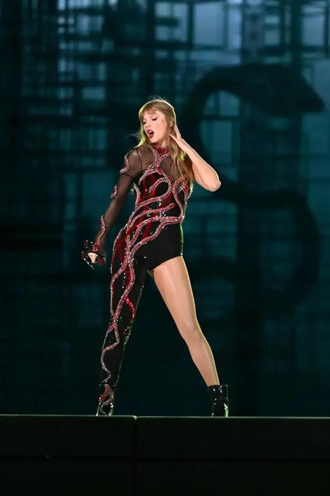 Taylor Swift và những bộ trang phục ấn tượng nhất trong suốt sự nghiệp - ảnh 17