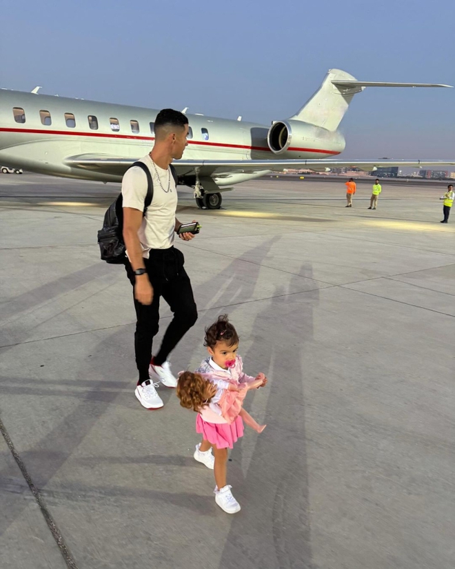 Ronaldo đi du lịch sang chảnh cùng gia đình giữa án treo giò, tham gia một trò chơi quen thuộc với trẻ em Việt Nam - ảnh 1
