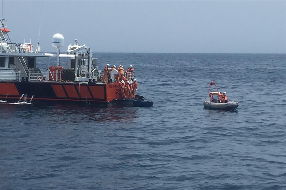 Tìm thấy thi thể thứ 4 trong vụ chìm sà lan trên biển Quảng Ngãi - ảnh 3
