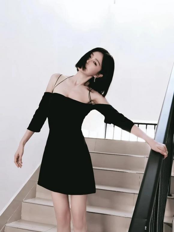 Thân hình của Tần Lam ở tuổi 45 thật ''điên rồ'', cô mặc váy trắng bó sát hay váy đen cắt xẻ đều quá gợi cảm - ảnh 6