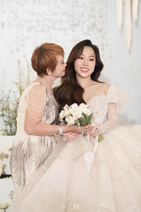 3 chiếc đầm cưới 300 triệu của vợ cựu thành viên nhóm HKT - TiTi có gì đặc biệt? - ảnh 2
