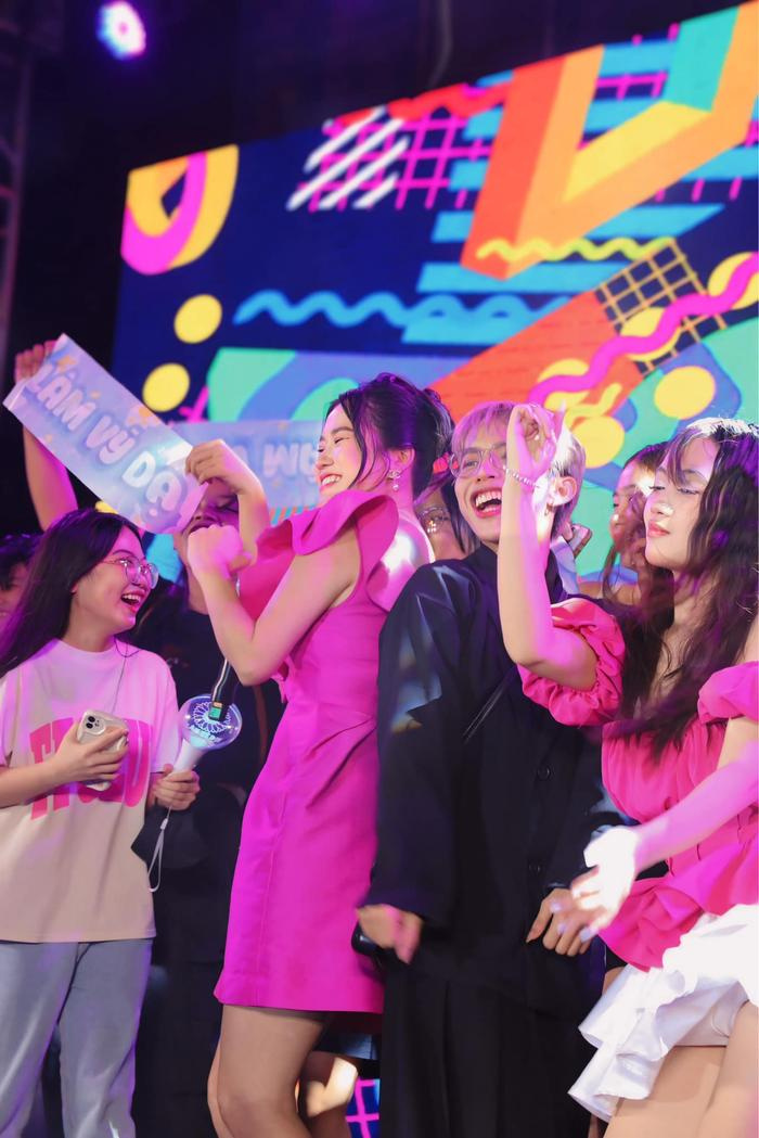 Lâm Vỹ Dạ chạy show ca hát tại trường học, nhiều khán giả lên sân khấu ''náo loạn'' - ảnh 2