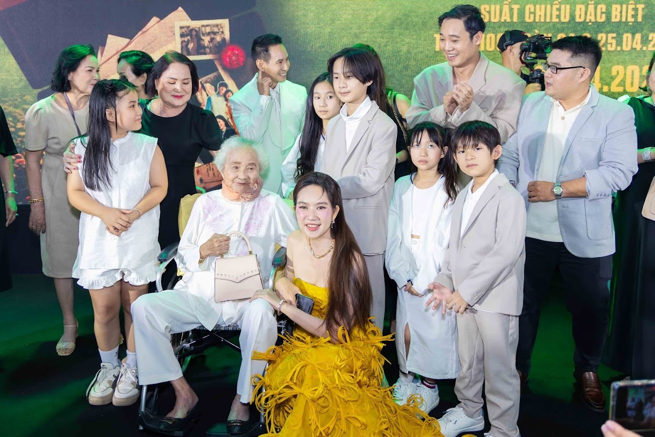 Mẹ Lý Hải 99 tuổi lần đầu dự công chiếu ''Lật mặt'' - ảnh 1