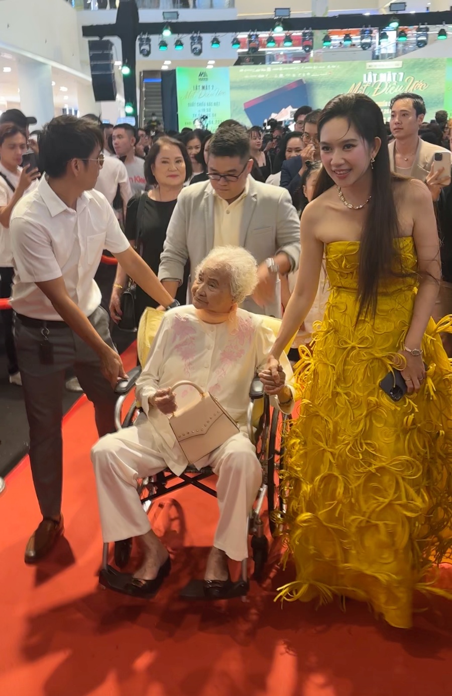 Lý Hải đưa mẹ già 99 tuổi đi họp báo phim, cách Minh Hà phản ứng nói rõ quan hệ mẹ chồng - nàng dâu - ảnh 3