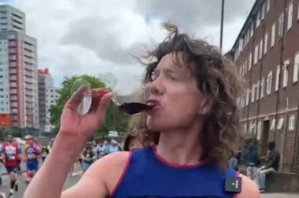Vừa chạy marathon vừa uống 25 ly rượu - ảnh 3