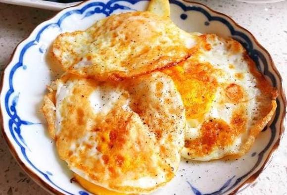 Khi làm trứng ốp la, bạn không nên đổ dầu vào chảo trước mà làm thêm một bước nữa để trứng mềm trong, vàng ngoài mà không dính nhé! - ảnh 5