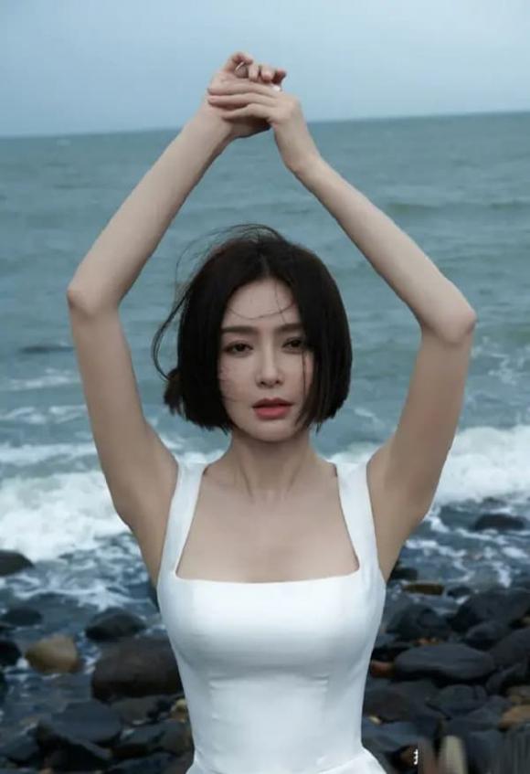 Thân hình của Tần Lam ở tuổi 45 thật ''điên rồ'', cô mặc váy trắng bó sát hay váy đen cắt xẻ đều quá gợi cảm - ảnh 4