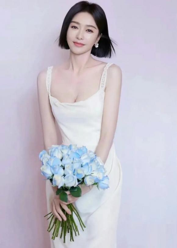 Thân hình của Tần Lam ở tuổi 45 thật ''điên rồ'', cô mặc váy trắng bó sát hay váy đen cắt xẻ đều quá gợi cảm - ảnh 1