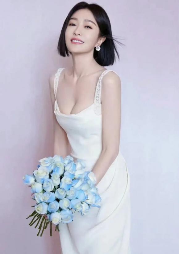 Thân hình của Tần Lam ở tuổi 45 thật ''điên rồ'', cô mặc váy trắng bó sát hay váy đen cắt xẻ đều quá gợi cảm - ảnh 2