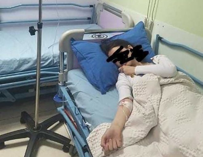 Cô gái đột nhiên liệt tay, phải phẫu thuật vì kiểu để máy tính nhiều người cho là thoải mái - ảnh 1