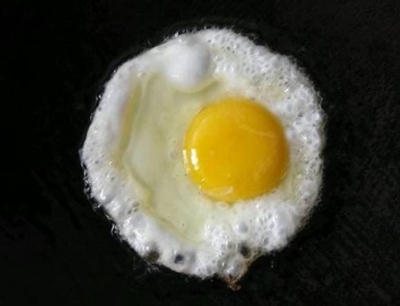 Khi làm trứng ốp la, bạn không nên đổ dầu vào chảo trước mà làm thêm một bước nữa để trứng mềm trong, vàng ngoài mà không dính nhé! - ảnh 2