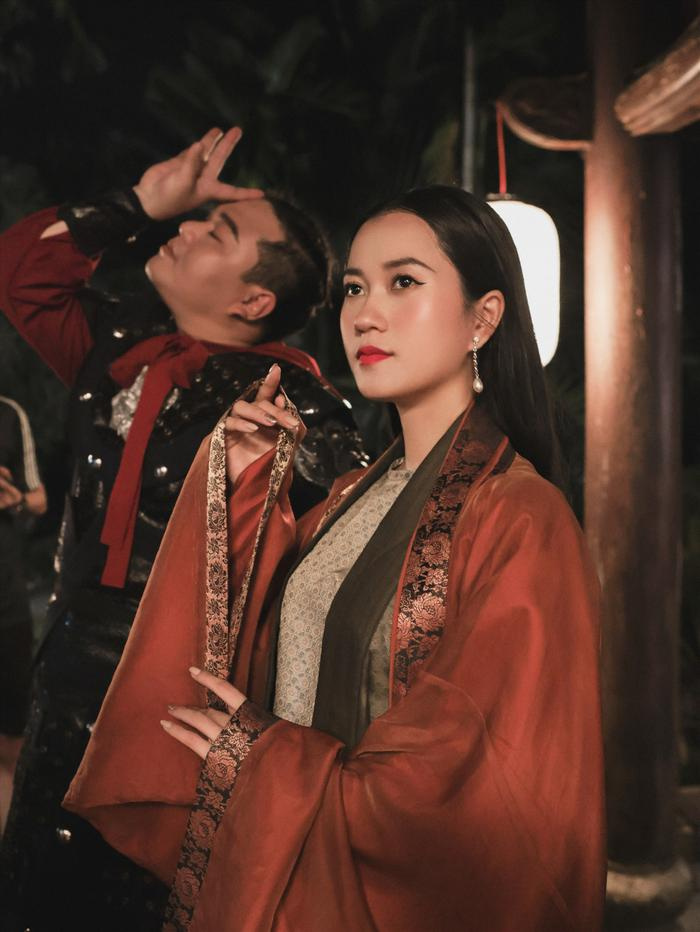 Lâm Vỹ Dạ chạy show ca hát tại trường học, nhiều khán giả lên sân khấu ''náo loạn'' - ảnh 3