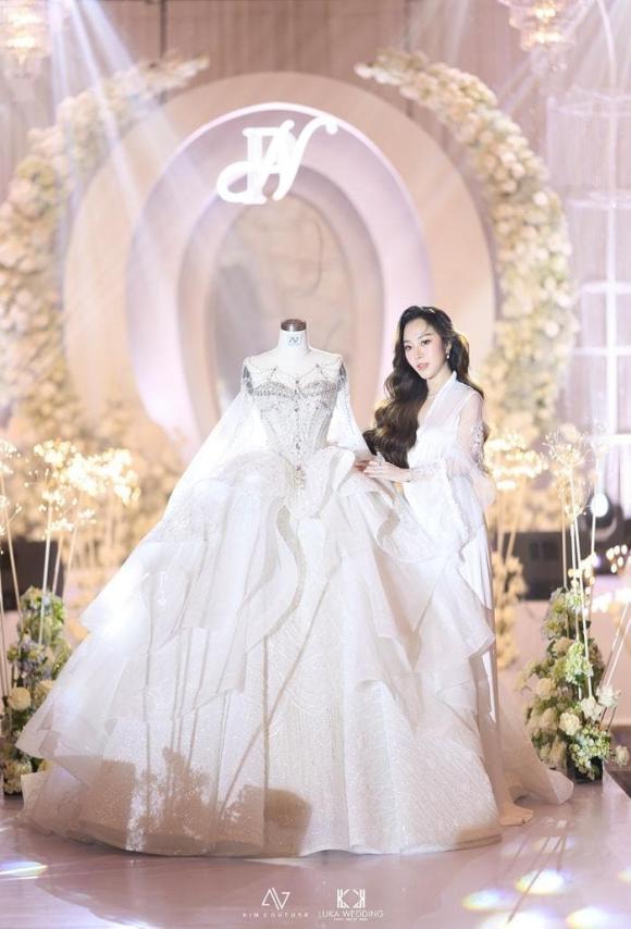 3 chiếc đầm cưới 300 triệu của vợ cựu thành viên nhóm HKT - TiTi có gì đặc biệt? - ảnh 5