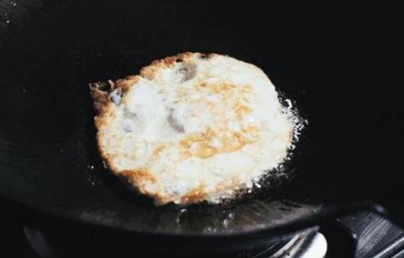 Khi làm trứng ốp la, bạn không nên đổ dầu vào chảo trước mà làm thêm một bước nữa để trứng mềm trong, vàng ngoài mà không dính nhé! - ảnh 4