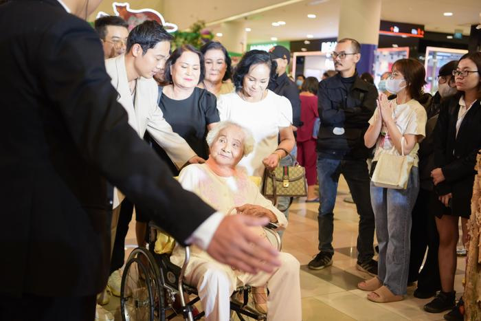 Mẹ ruột Lý Hải 99 tuổi ngồi xe lăn đến sự kiện Lật Mặt 7, lần đầu làm điều này để ủng hộ con trai - ảnh 3